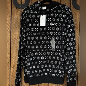 Nike Men's Black and White Graphic Sweater